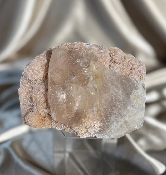 Pink chalcedony with Calcites